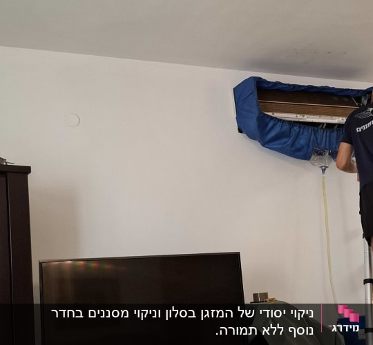 אדם על סולם מתקן מזגן בבית